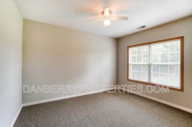 Building Photo - 1105 N Byrne Rd