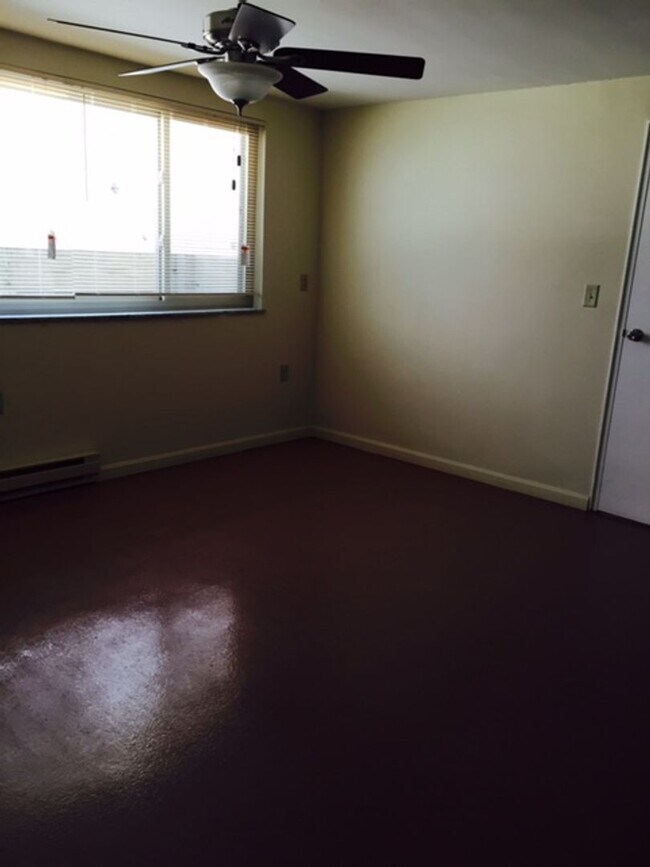 Building Photo - 558 Lowell Ave