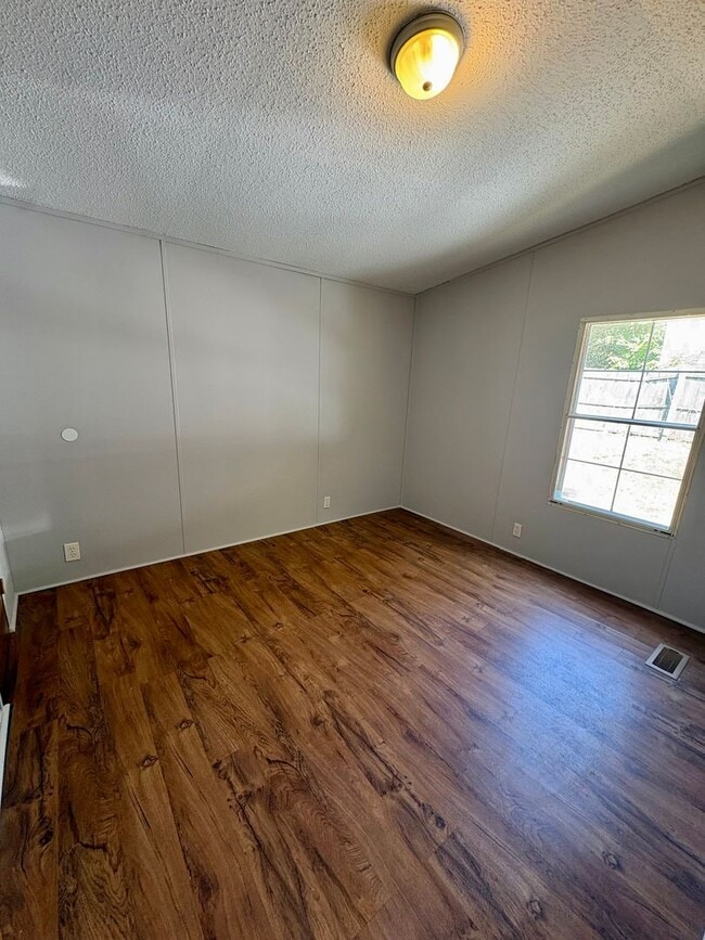 Building Photo - 1498 Siddens Rd