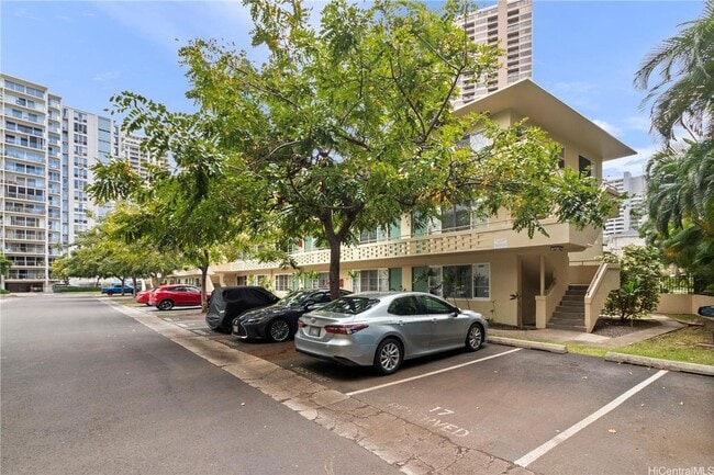 Building Photo - Available now! 1BD/1BA/1PKG at Hawaiiana Gardens in Waikiki.