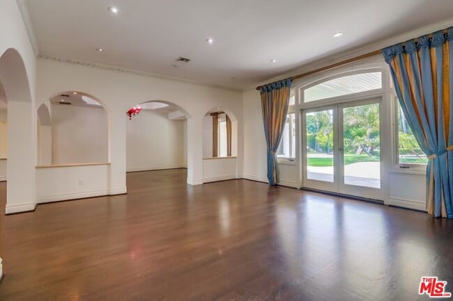 Building Photo - 114 S Layton Dr
