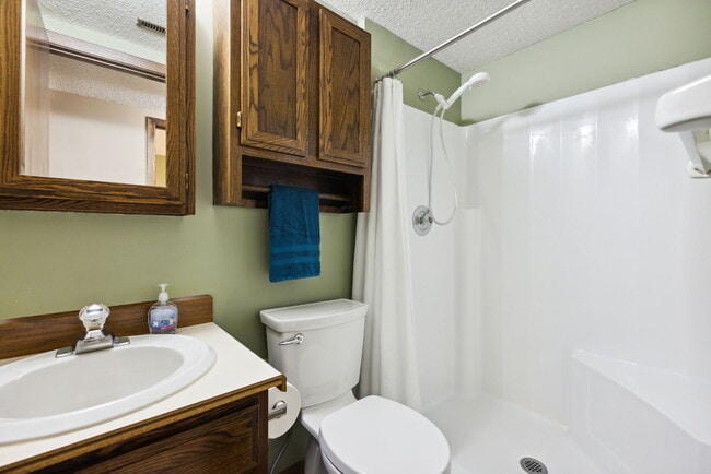 Building Photo - 2738 Chertsey Dr