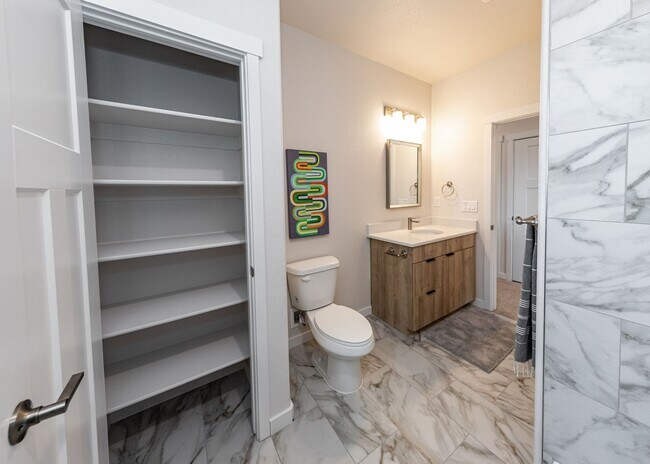 Building Photo - 3 Bedroom End Unit Luxury Townhome in Moun...