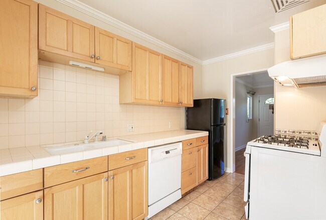 Building Photo - 2256 S Carmelina Ave