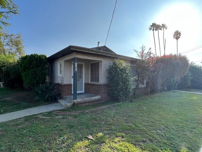 Primary Photo - 13900 Burbank Blvd