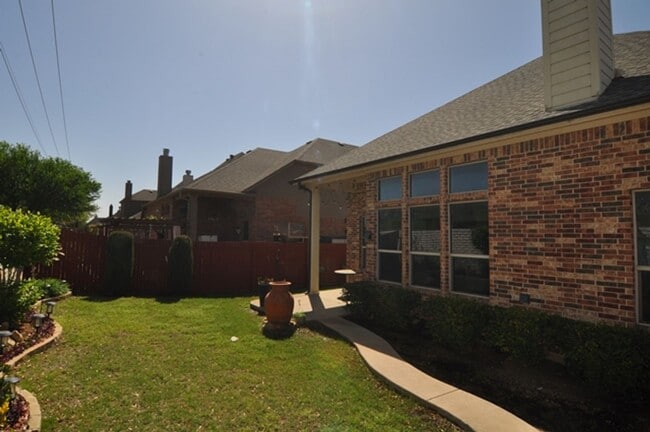 Building Photo - Beautiful 4-2.5-2 with 3 living, 2 dining ...