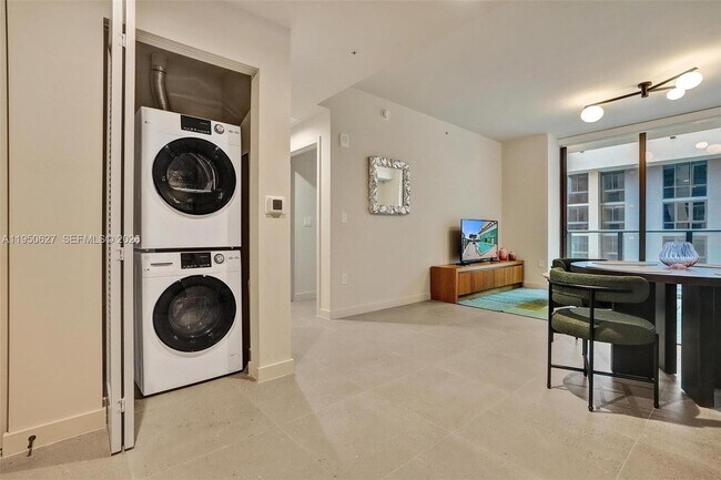 Building Photo - 11 NE 6th St