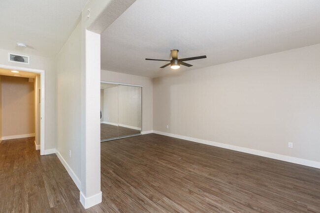 Building Photo - Beautiful House on Manhasset! Great Views! (Lease out, pending signatures. Check back in a few da...