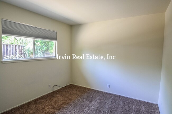 Building Photo - Nice 4 Bedroom Rancher