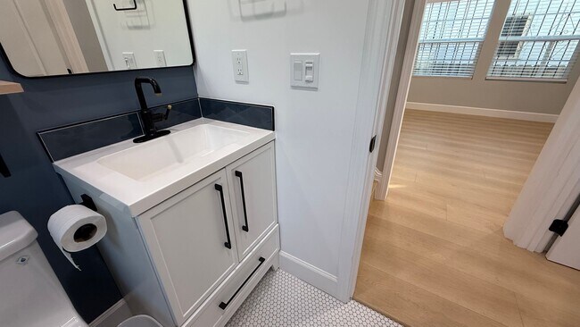 Building Photo - EPIC REA: Charming 2 Bed/ 1 Bath Home in O...