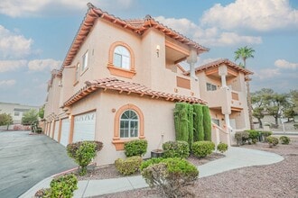 Building Photo - Gated Community townhome, with private garage