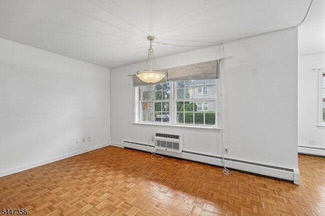Building Photo - 135 S Maple Ave