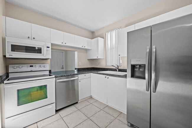 Building Photo - 10565 NW 57th Ct