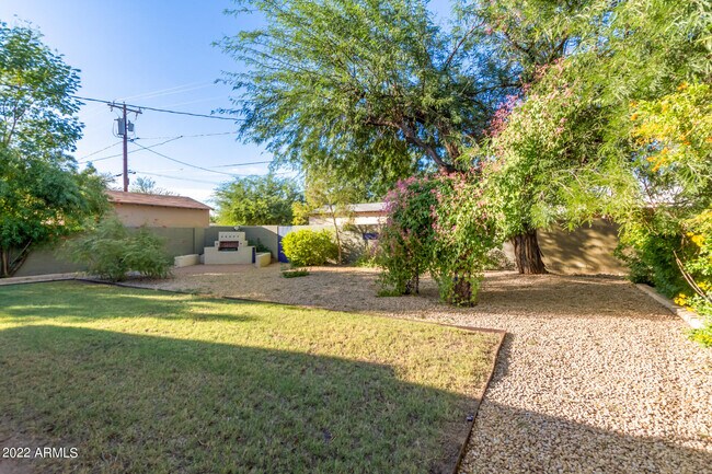Building Photo - 1106 W Glenrosa Ave