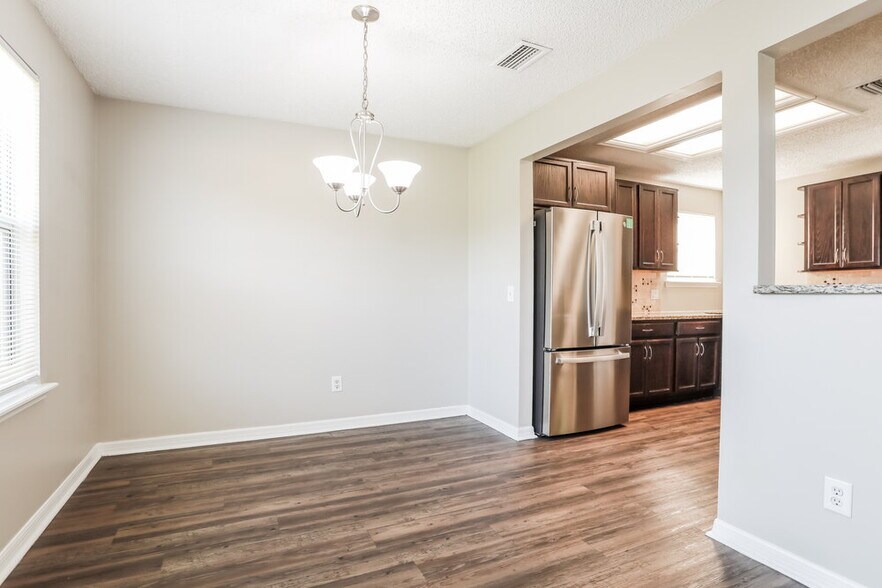 Building Photo - 8465 Rockridge Dr