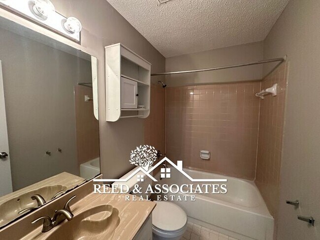 Building Photo - Bartlett Home Located in Quiet Cove!