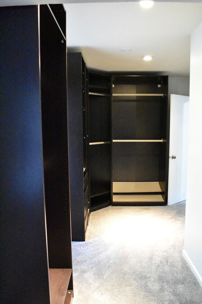 Building Photo - Welcome To Lake Ridge's Finest...