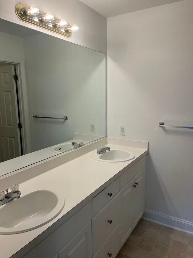 Building Photo - Available now. 3BR/3.5 BA Townhome in Ashl...