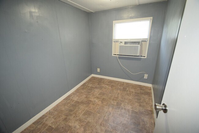 Building Photo - 2BR, 1BA Mobile Home with screened patio