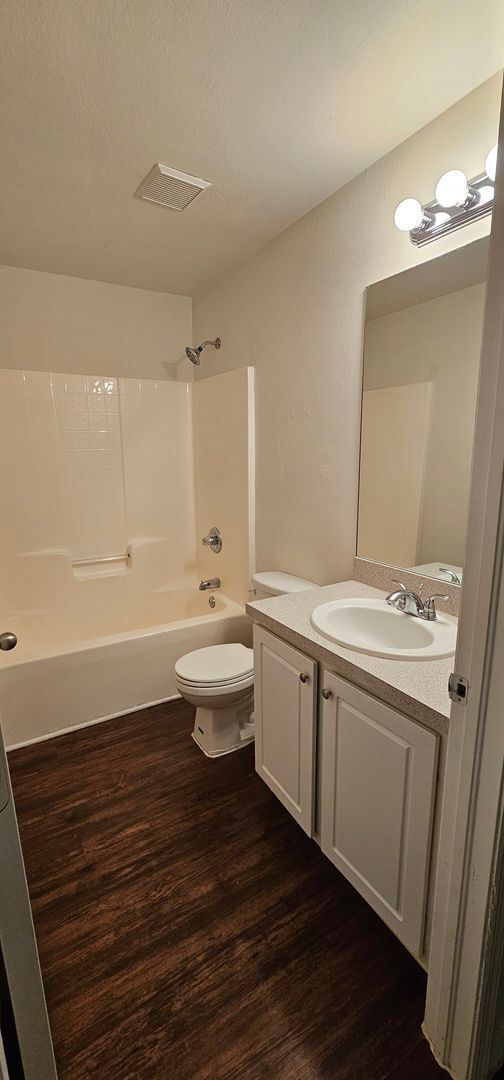 Building Photo - 1530 SW 19th Ave