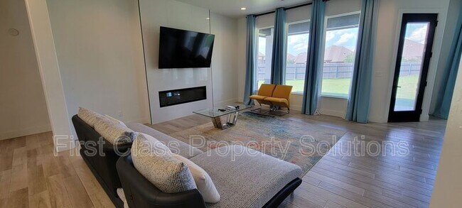 Building Photo - 5001 SW 128th Ct