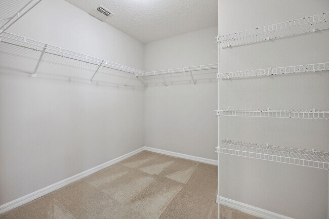 Building Photo - 3/2.5/2 Townhome in SummerLake