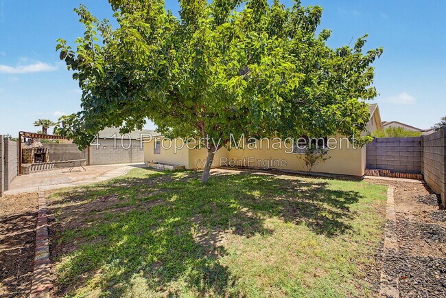 Building Photo - 2104 N Comanche Dr