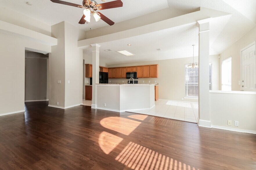 Building Photo - 742 River Oak Way