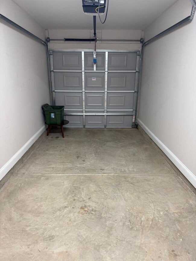 Building Photo - 1006 10th Ave NE