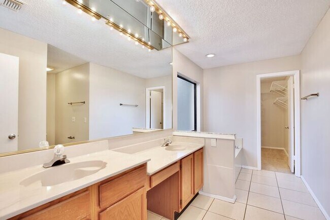 Building Photo - Spacious 4/3 Home with a Fenced Backyard and a 2 Car Garage in Hollowbrook - Winter Springs!