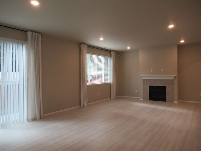 Building Photo - Large 5 bedroom, 2.75 bath home in Covington