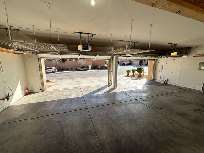 Building Photo - Gorgeous 6Bed/5Bath/4Car, 2-Story Home located in the Mountains Edge