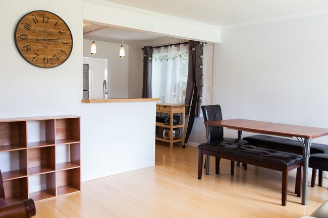 Building Photo - Available 10/11 – West Seattle Gem with Pr...