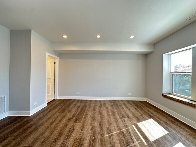 Building Photo - 3358 W Montrose Ave