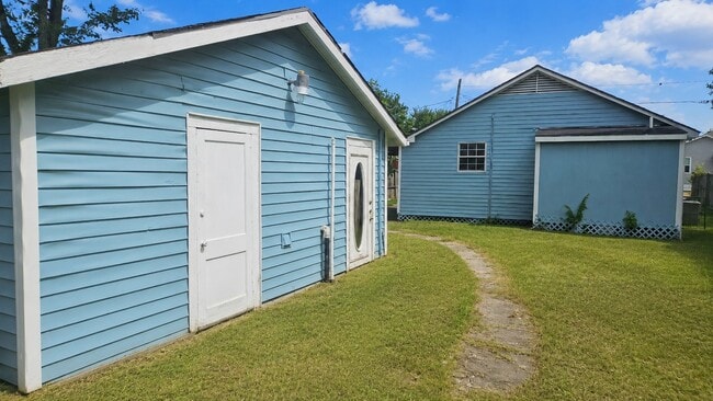 Building Photo - 2415 Perry St