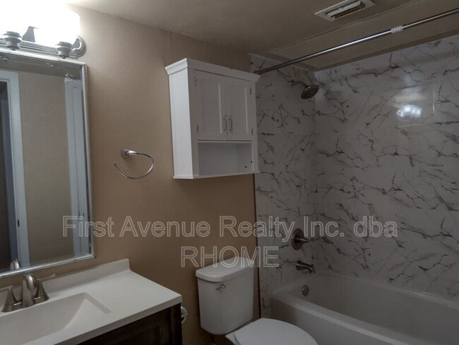 Building Photo - 3022 Forest Ln