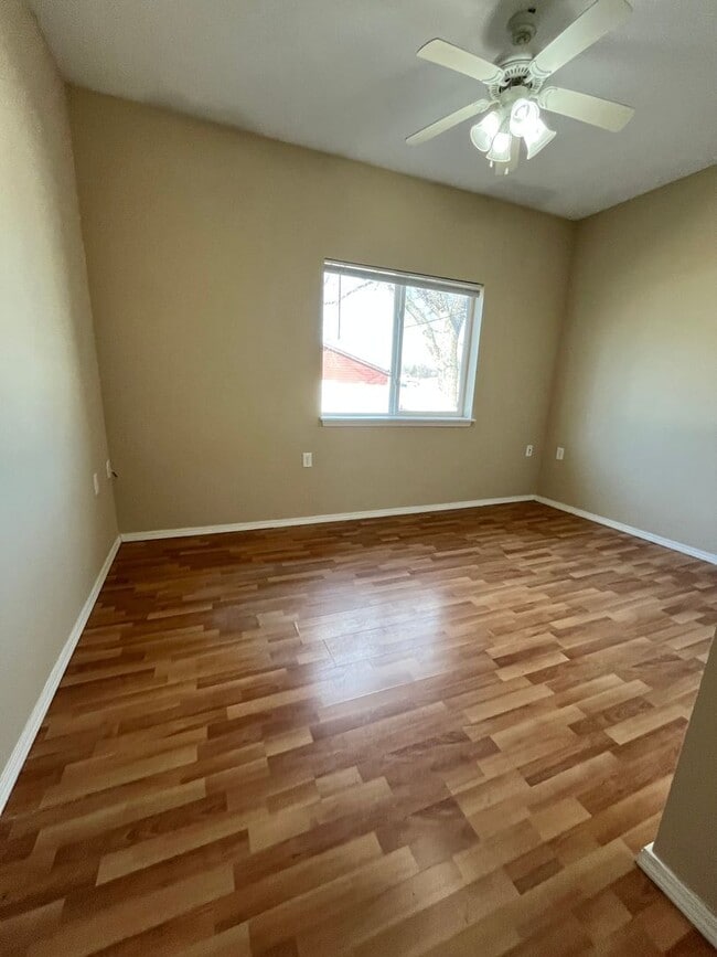 Building Photo - 2 Bedroom Twinhome For Rent in Lennox, SD!!