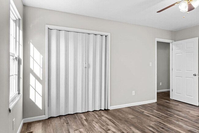 Building Photo - Newly Updated 4bd/3bth in Seymour!