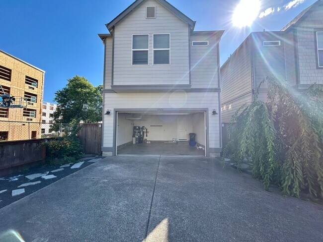 Building Photo - Luxury and Convenience Awaits in this Stunning 3 Bedroom, 2.5 Bathroom House with Abundant Parkin...