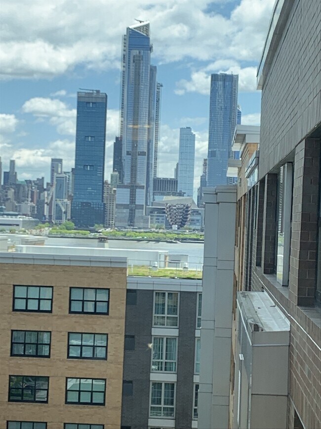 Avenue at Port Imperial, Weehawken, NJ 070... 4800 Avenue At Port