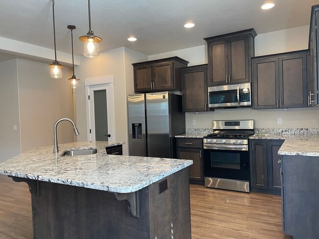 Building Photo - Gorgeous 4 Bedroom 2.5 Bath Home-A Must Se...