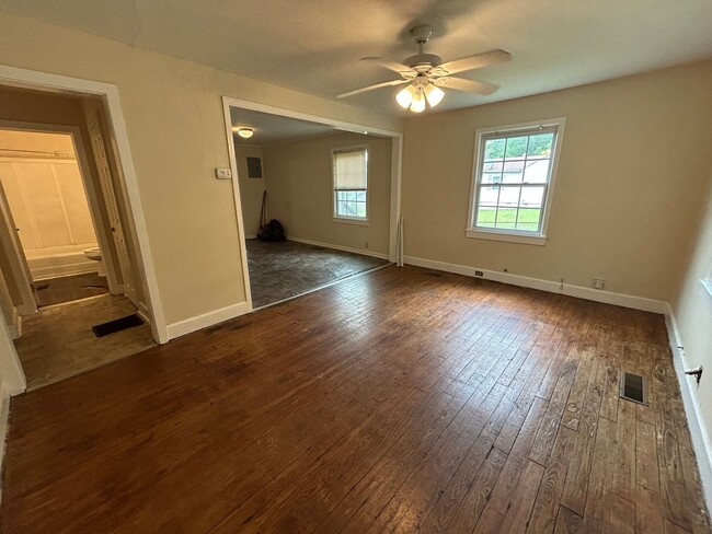 Building Photo - 106 Whaley St