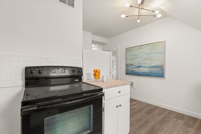 Building Photo - 405-409 2nd St