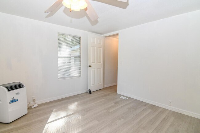Building Photo - 413 1st St