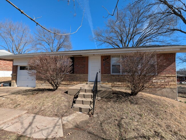 Building Photo - Updated & Upgraded