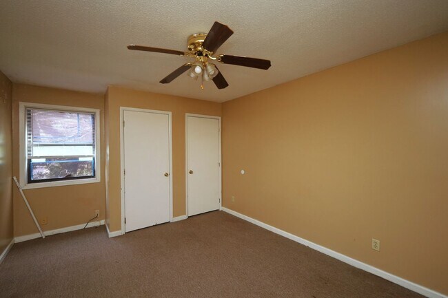Building Photo - 5 Crestwood Cir