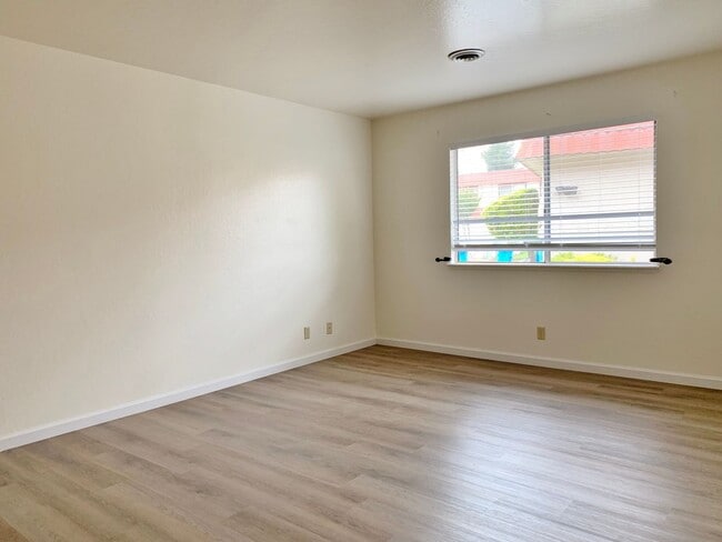 Building Photo - Quiet 2 Bedroom 2 Bathroom Townhouse in Ridgemark!!