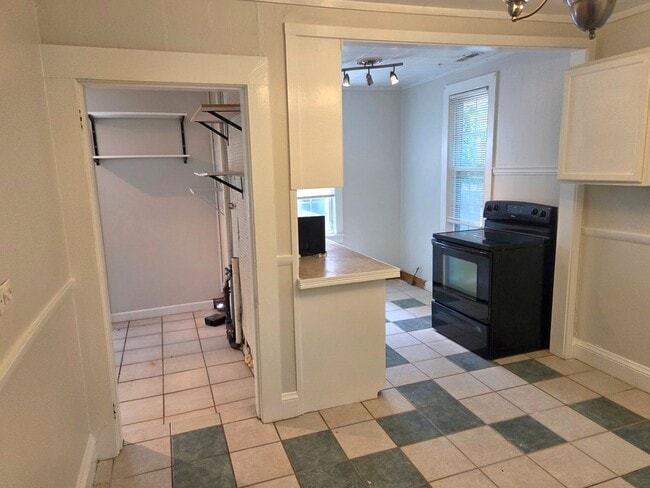 Building Photo - 3bd/1ba Cottage on private street with a s...