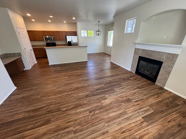 Building Photo - (GAR) 3 Bed/ 3 Bath