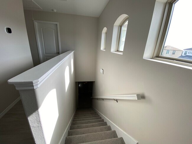 Building Photo - 9975 Rosary Ln